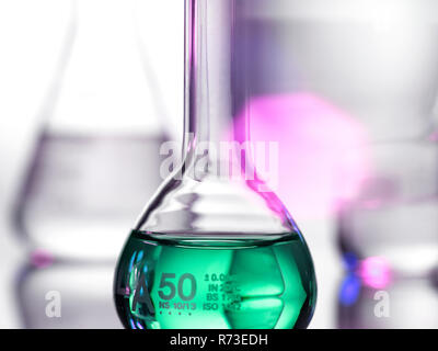 Labor Bechergläser mit chemischen Formeln Stockfoto