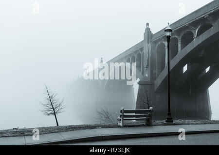 Dichter Nebel bedeckt die Susquehanna River bei Veterans Memorial Bridge Stockfoto