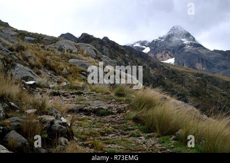 Weg zu AHUAC LAGUNE. Abteilung der Ancash. PERU Stockfoto