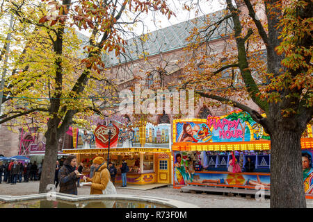 Menschen, die Spaß im Freien während der herbstmesse in Basel, Schweiz Stockfoto