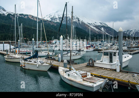 Alaska Hafen: Fischerboote und Segelyachten Dock im Hafen von Seward, Alaska an einem bewölkten Tag im Mai. Stockfoto