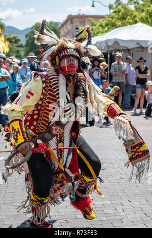 Native American Tänzer bei der jährlichen Santa Fe indischen Markt in New Jersey, USA. Stockfoto