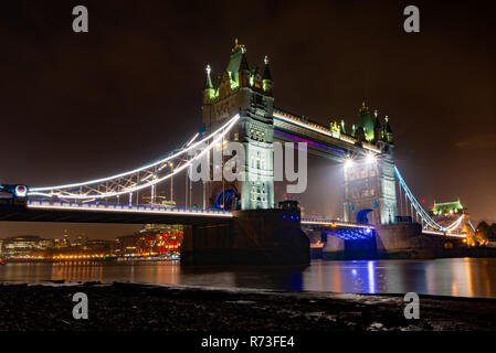 Tower Bridge London bei Nacht von South Bank Ufer der Themse.