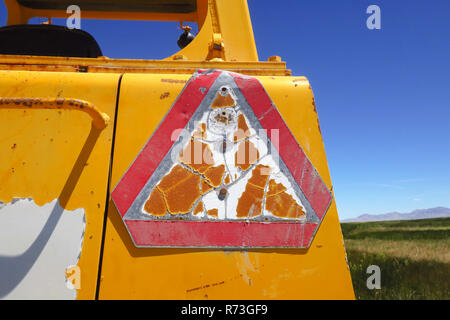 Risse, die sich langsam bewegen, Zeichen auf der Rückseite der gelben Bulldozer. Stockfoto