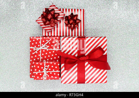 Verschiedene Größe in rotes Papier mit Ornament Weihnachten Geschenkboxen auf glänzenden silbernen Hintergrund gewickelt Stockfoto