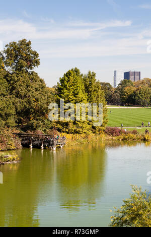 Die Aussicht auf die Schildkröte Teich im Central Park, New York City auf einem noch Herbstmorgen. Stockfoto