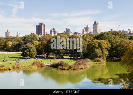 Die Aussicht auf die Schildkröte Teich im Central Park, New York City auf einem noch Herbstmorgen. Stockfoto