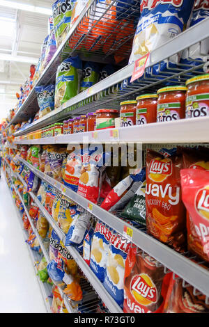 Ein Gang in ein Geschäft mit Chips und Salsa. Stockfoto