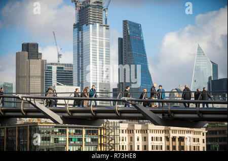 LONDON - November 10, 2018: Wolkenkratzer im Bau im Finanzdistrikt Tower hinter Fußgänger zu Fuß auf der Millennium Bridge. Stockfoto
