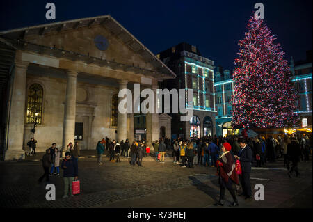 LONDON - November 26, 2018: Urlaub Besucher gehen unter einem grossen Weihnachtsbaum dekorieren die Plaza in St Paul's, in der Nähe von Covent Garden. Stockfoto