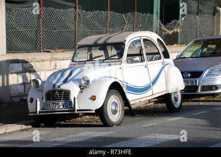 Roquebrune-Cap-Martin, Frankreich - Dezember 4, 2018: Weiß und blau gestreiften altes Auto Citroen 2 CV Auf der Straße, Französische Riviera, Frankreich, Europa, Cl geparkt Stockfoto