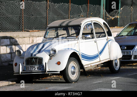 Roquebrune-Cap-Martin, Frankreich - Dezember 4, 2018: Weiß und blau gestreiften altes Auto Citroen 2 CV Auf der Straße, Französische Riviera, Frankreich, Europa, Cl geparkt Stockfoto