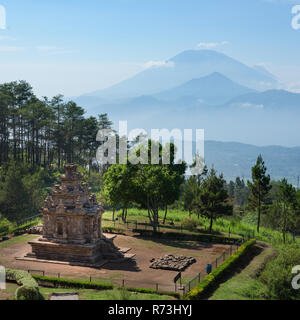 Candi Gedong Songo bei Sonnenaufgang. 9. Jahrhundert buddhistischen Tempel Komplex auf einem Vulkan in der Nähe von Semarang, Java, Indonesien. Stockfoto