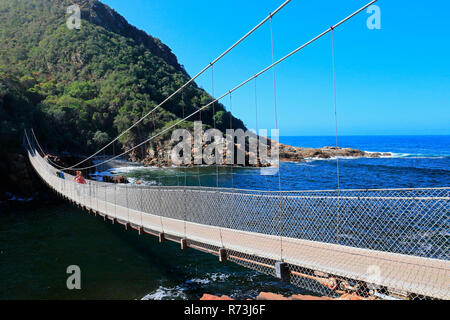 Hängebrücke, Pazifischer Ozean, Storms River Mouth, Tsitsikama Nationalpark, Western Cape, Südafrika, Afrika Stockfoto