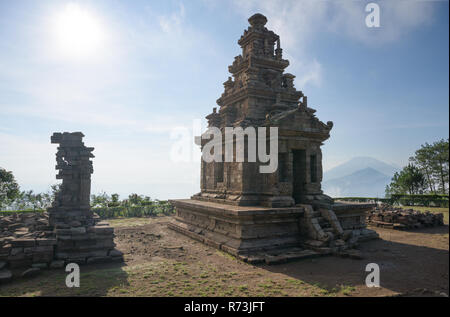 Candi Gedong Songo bei Sonnenaufgang. 9. Jahrhundert buddhistischen Tempel Komplex auf einem Vulkan in der Nähe von Semarang, Java, Indonesien. Stockfoto