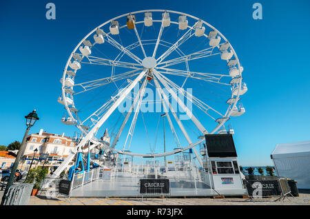 Strand von Cascais, Lissabon, Portugal - Dez 6, 2018: Ein Riesenrad hat Setup bei Cascais Strand vor der Weihnachten Saison Stockfoto