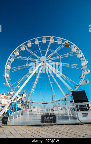 Strand von Cascais, Lissabon, Portugal - Dez 6, 2018: Ein Riesenrad hat Setup bei Cascais Strand vor der Weihnachten Saison Stockfoto