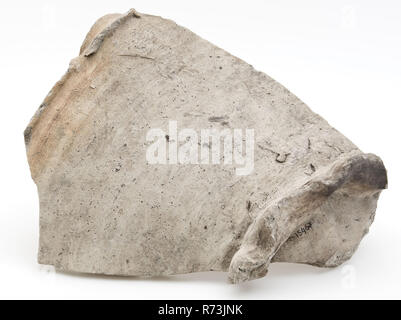 Fragment steinzeug Teller mit Gießen Klammer zusammendrücken, Fuß, Schüssel Geschirr halter Boden finden Keramik Steinzeug, Hand - gedreht fried Fragment des großen Steinzeug (Wachs) Schüssel weiß Shard unglasierte gießen Clip auf eingeklemmte Fuß Archäologie indigenen Keramik Import essen Küche Stockfoto