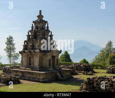 Candi Gedong Songo bei Sonnenaufgang. 9. Jahrhundert buddhistischen Tempel Komplex auf einem Vulkan in der Nähe von Semarang, Java, Indonesien. Stockfoto