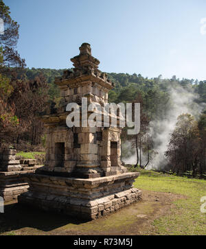 Candi Gedong Songo bei Sonnenaufgang. 9. Jahrhundert buddhistischen Tempel Komplex auf einem Vulkan in der Nähe von Semarang, Java, Indonesien. Stockfoto