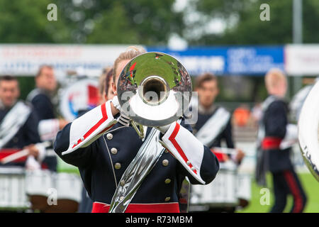 Details aus einer Musik-, Show- und Marching Band. Spielen Musiker Blasinstrumente in Uniformen. Bariton, Mellofoon. Stockfoto