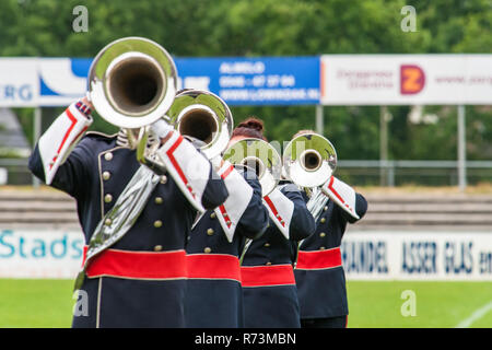 Details aus einer Musik-, Show- und Marching Band. Spielen Musiker Blasinstrumente in Uniformen. Bariton, Mellofoon. Stockfoto