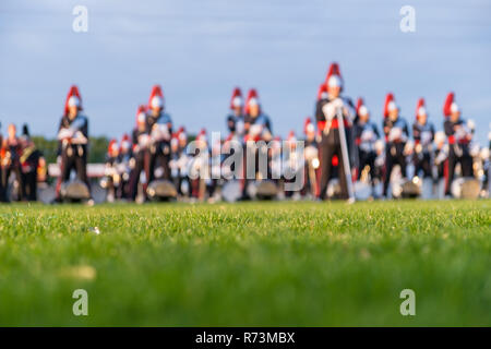 Details aus einer Musik-, Show- und Marching Band. Defokussiertem Hintergrund mit Gras- und Abendsonne als Hintergrund verwenden Stockfoto