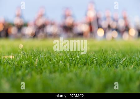 Details aus einer Musik-, Show- und Marching Band. Defokussiertem Hintergrund mit Gras- und Abendsonne als Hintergrund verwenden Stockfoto