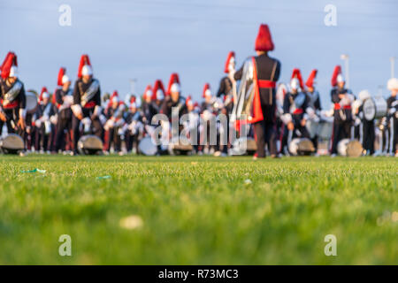 Details aus einer Musik-, Show- und Marching Band. Defokussiertem Hintergrund mit Gras- und Abendsonne als Hintergrund verwenden Stockfoto