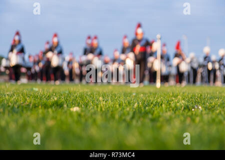 Details aus einer Musik-, Show- und Marching Band. Defokussiertem Hintergrund mit Gras- und Abendsonne als Hintergrund verwenden Stockfoto