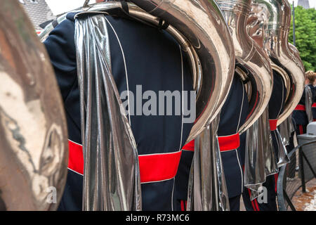 Details aus einer Musik-, Show- und Marching Band. Spielen Musiker Blasinstrumente in Uniformen. Tuba Sousa Stockfoto