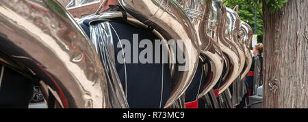 Details aus einer Musik-, Show- und Marching Band. Spielen Musiker Blasinstrumente in Uniformen. Tuba Sousa Stockfoto