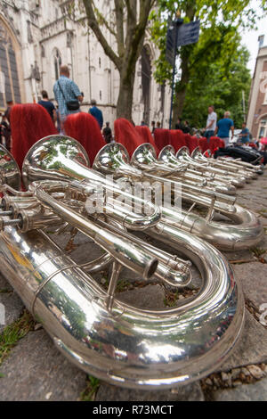 Details aus einer Musik-, Show- und Marching Band. Zusammensetzung der Helme und Blasinstrumente, Bariton auf der Straße. Stockfoto