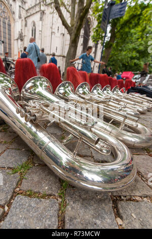 Details aus einer Musik-, Show- und Marching Band. Zusammensetzung der Helme und Blasinstrumente, Bariton auf der Straße. Stockfoto