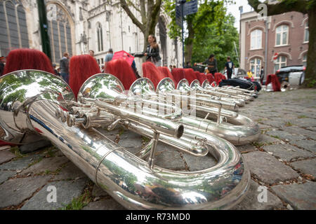 Details aus einer Musik-, Show- und Marching Band. Zusammensetzung der Helme und Blasinstrumente, Bariton auf der Straße. Stockfoto