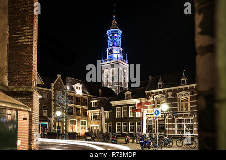 KAMPEN, Niederlande - Dezember 10, 2016: Langzeitbelichtung Nacht Foto des neuen Tower in der mittelalterlichen Hansestadt aus dem Buttermarkt in Kampen, Overi Stockfoto