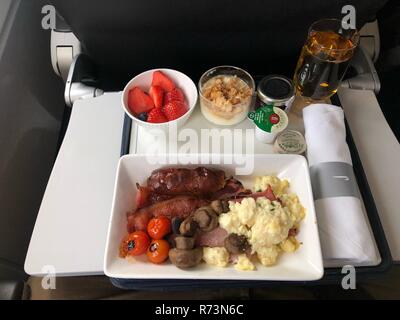 Ein Club Europe Business Class englisches Frühstück warme Mahlzeit an Bord von British Airways Airbus A320 Stockfoto