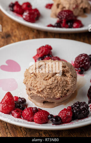 Haselnuss Eis mit Früchten auf Platten Stockfoto