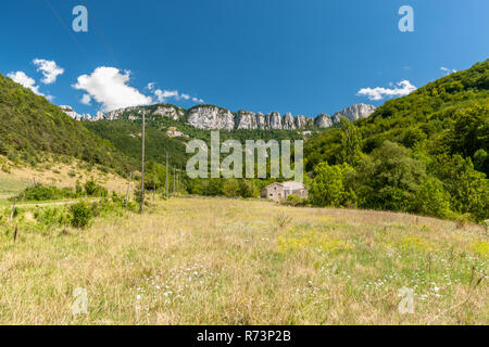 Die Vercors ist zwischen Grenoble und Sterben und bildet den Fuß der Alpen aus dem Rhône-Tal im Westen. Typisch sind die Kalk Felsen, towe Stockfoto