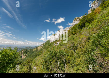 Die Vercors ist zwischen Grenoble und Sterben und bildet den Fuß der Alpen aus dem Rhône-Tal im Westen. Typisch sind die Kalk Felsen, towe Stockfoto