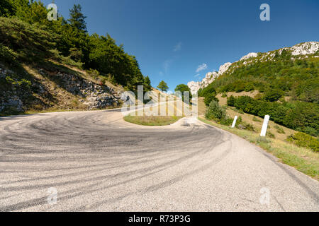 Kurvige Bergstraßen mit scharfen Kurven und Asphalt entlang steiler Berghänge tiefe Täler, Schluchten und cayons in die Alpen von Frankreich Stockfoto