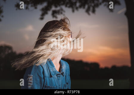 Drehen Kopf mit blonden Haaren um Stockfoto