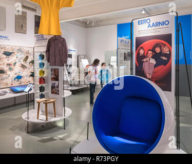 Innenraum des Design Museum (Designmuseo), mit einer Darstellung von Eero Aarnios Ball Chair im Vordergrund, Helsinki, Finnland Stockfoto