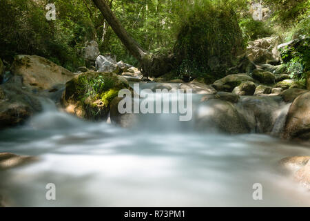 Foto vom Berg River, der in der Regel in Bergen läuft, in engen, tiefen Tal mit steilen Ufern, felsigen Bachbett, und die kumulierten Gesteinsschutt. Moun Stockfoto