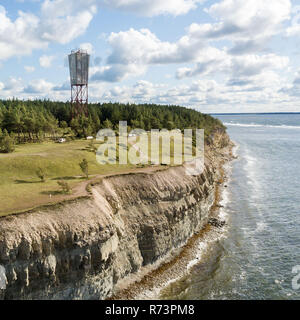 Panga coastal Cliff und Leuchtturm (Panga Pank, Mustjala Klippe), Nordküste der Insel Saaremaa, in der Nähe von Kuressaare, Estland. North-Estonian Kalkstein Stockfoto