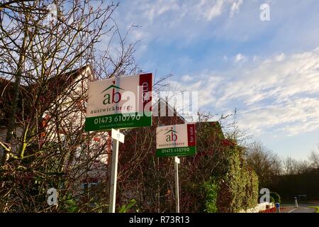 Austwick Berry Immobilien zum Verkauf und verkaufte Platten auf einer modernen Wohnanlage im Kesgrave in der Nähe von Ipswich, Suffolk. Dezember 2018. Stockfoto