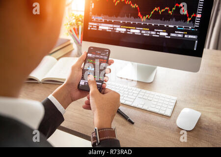 Daten Analyse im Handel. Für die Analyse der Statistik und Analyse der Daten. Die charts Analysieren & Graphen zu finden, die Res Stockfoto