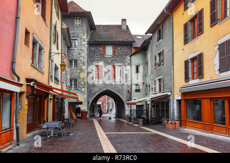 Grab Tor in der Altstadt von Annecy, Frankreich Stockfoto