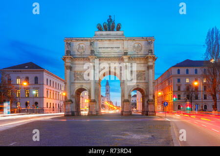 Siegestor, Siegestor in der Nacht, München, Deutschland Stockfoto