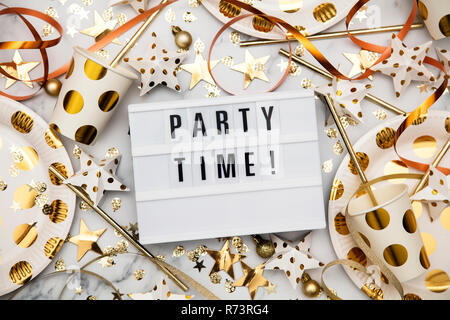 Party time lightbox Feier Nachricht mit Luxus gold party Dekorationen Stockfoto